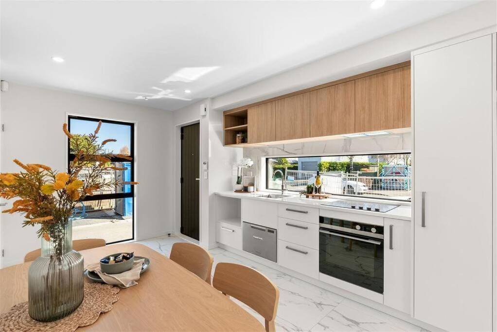 2-Bedroom Ensuite, Close To City, Comfortable, Accessible With Own Parking Крайстчърч Екстериор снимка