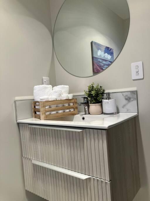 2-Bedroom Ensuite, Close To City, Comfortable, Accessible With Own Parking Крайстчърч Екстериор снимка